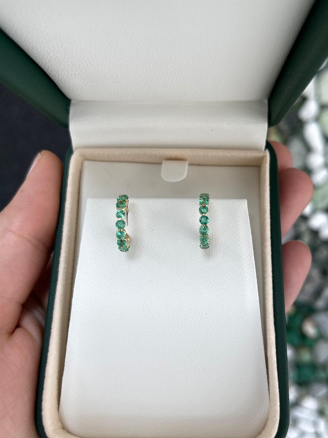 1.50tcw 14K Natural Medium Green Round Cut Emerald Prong Set Half Hoop Earrings en vente 1