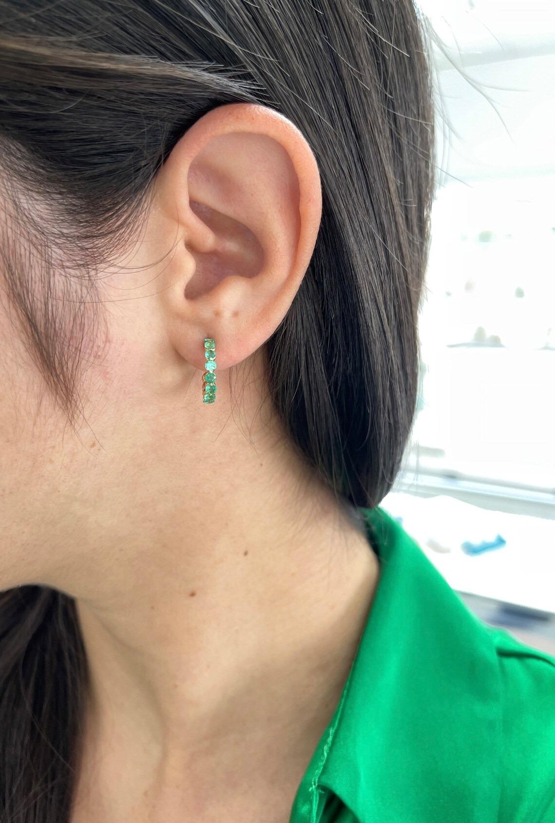 1.50tcw 14K Natural Medium Green Round Cut Emerald Prong Set Half Hoop Earrings en vente 3