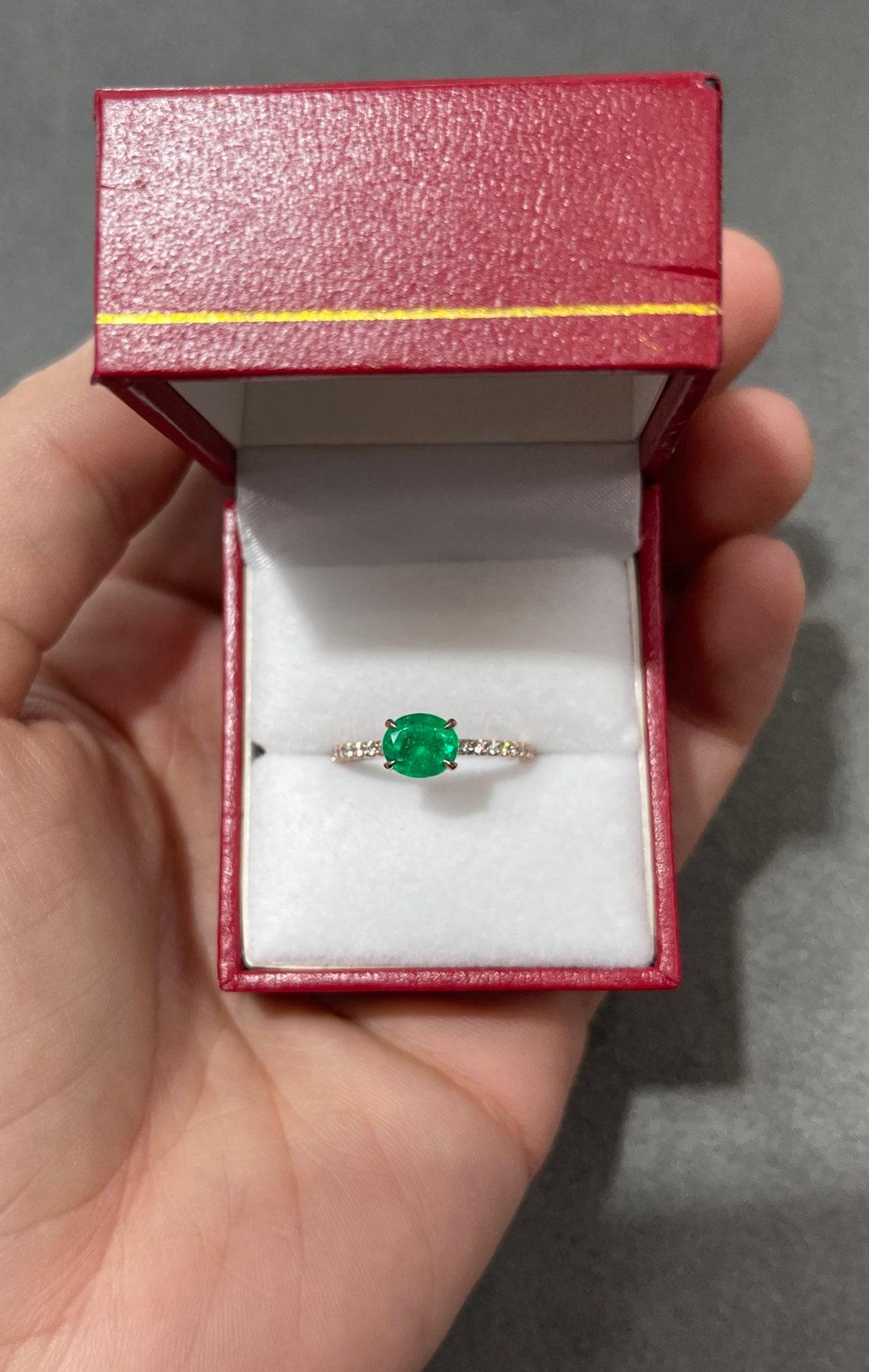 Moderno Anello con smeraldo ovale e diamante a fascia per l'eternità da 1,50tcw 14K in vendita