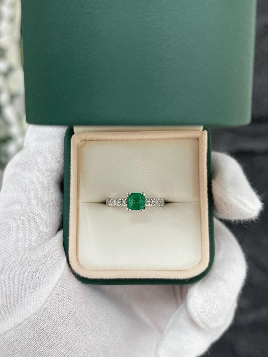 Anillo de compromiso esmeralda Asscher verde intenso de 1,50 quilates 14K con acento de diamante Moderno en venta