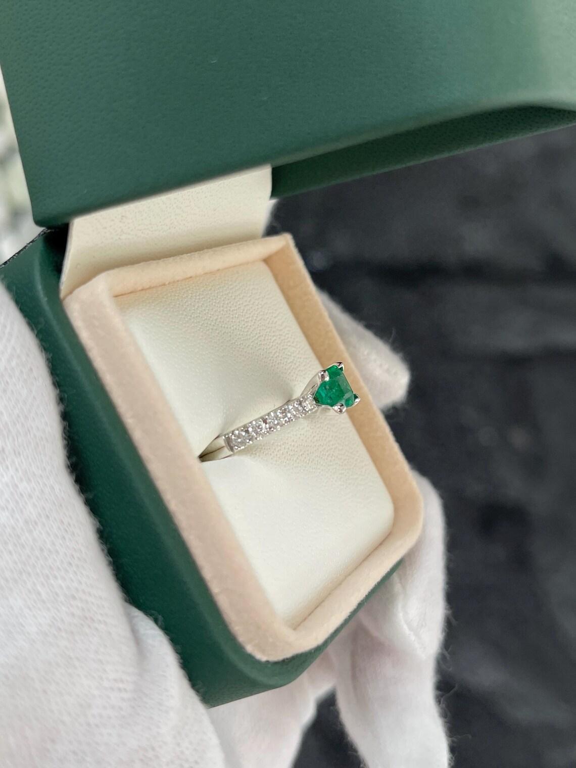 Anillo de compromiso esmeralda Asscher verde intenso de 1,50 quilates 14K con acento de diamante Corte Asscher en venta