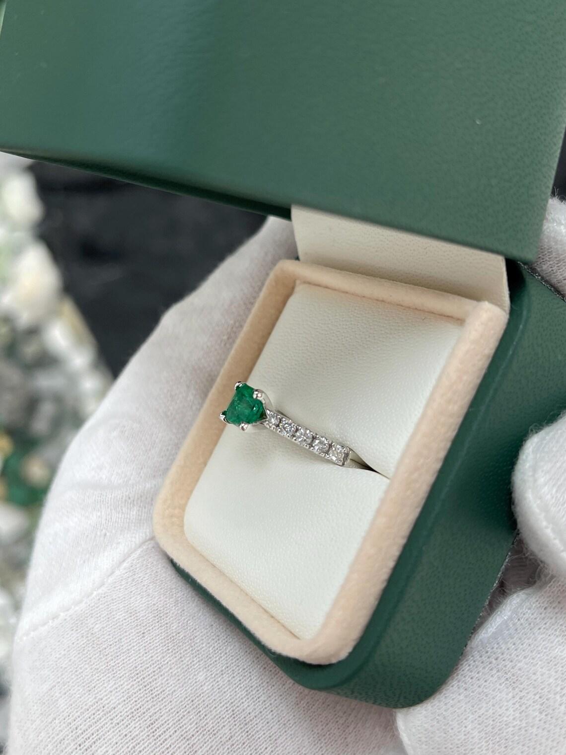 Anillo de compromiso esmeralda Asscher verde intenso de 1,50 quilates 14K con acento de diamante en Nuevo estado para la venta en Jupiter, FL