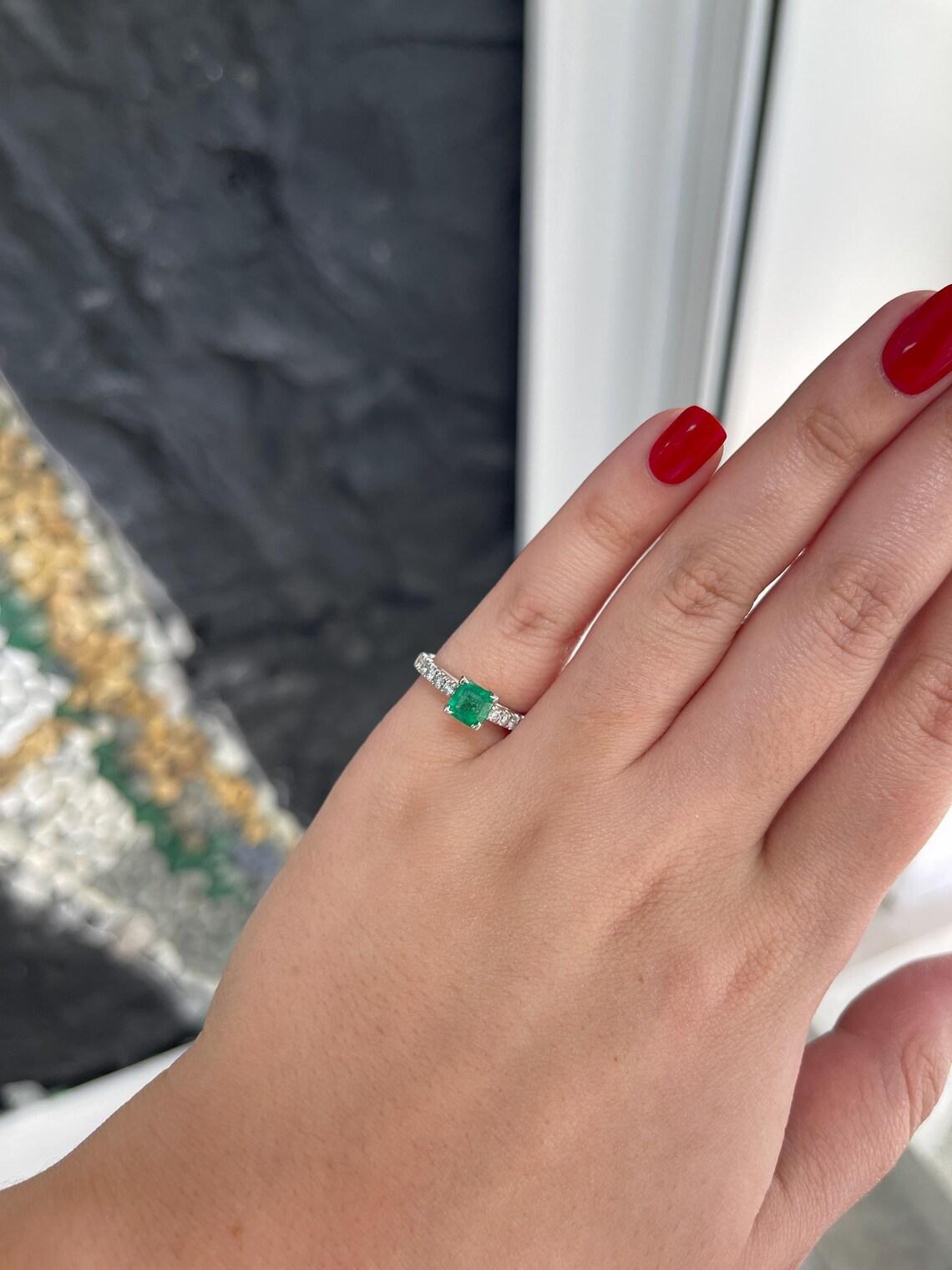 De las mujeres Anillo de compromiso esmeralda Asscher verde intenso de 1,50 quilates 14K con acento de diamante en venta