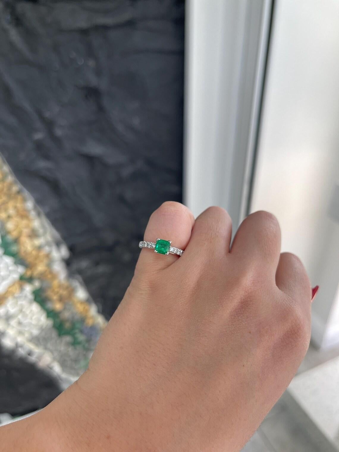 Anillo de compromiso esmeralda Asscher verde intenso de 1,50 quilates 14K con acento de diamante en venta 1