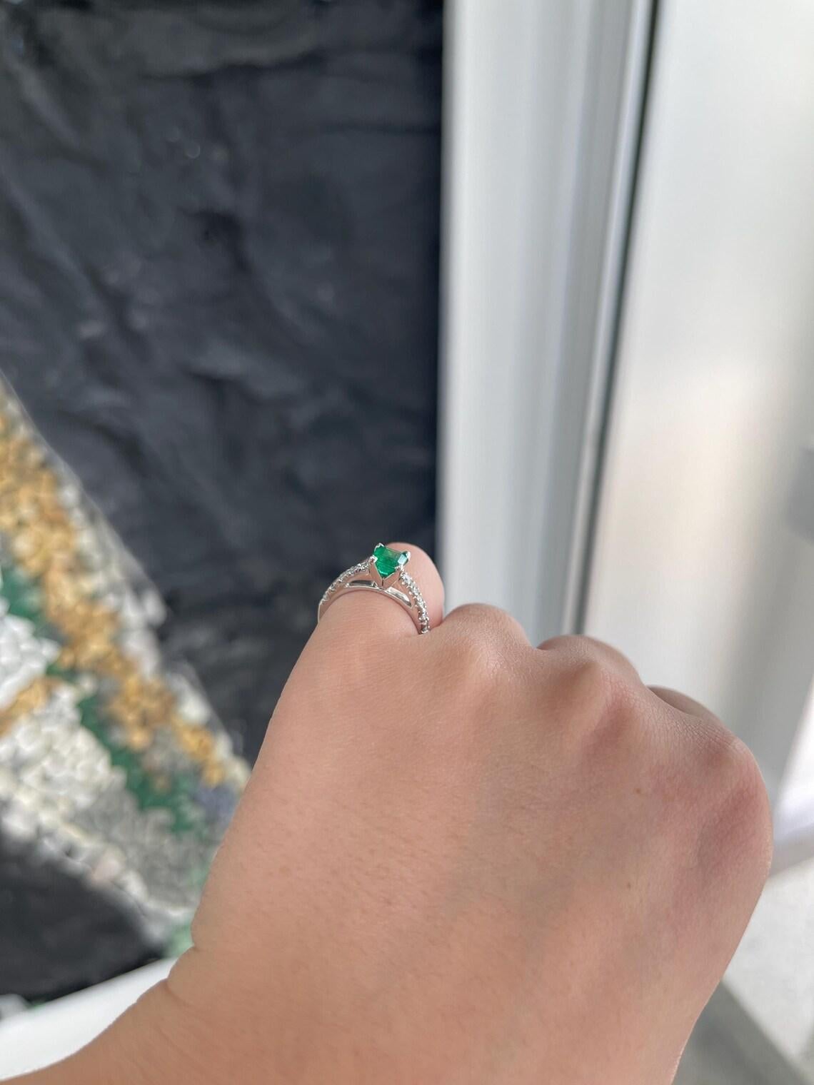 Anillo de compromiso esmeralda Asscher verde intenso de 1,50 quilates 14K con acento de diamante en venta 2