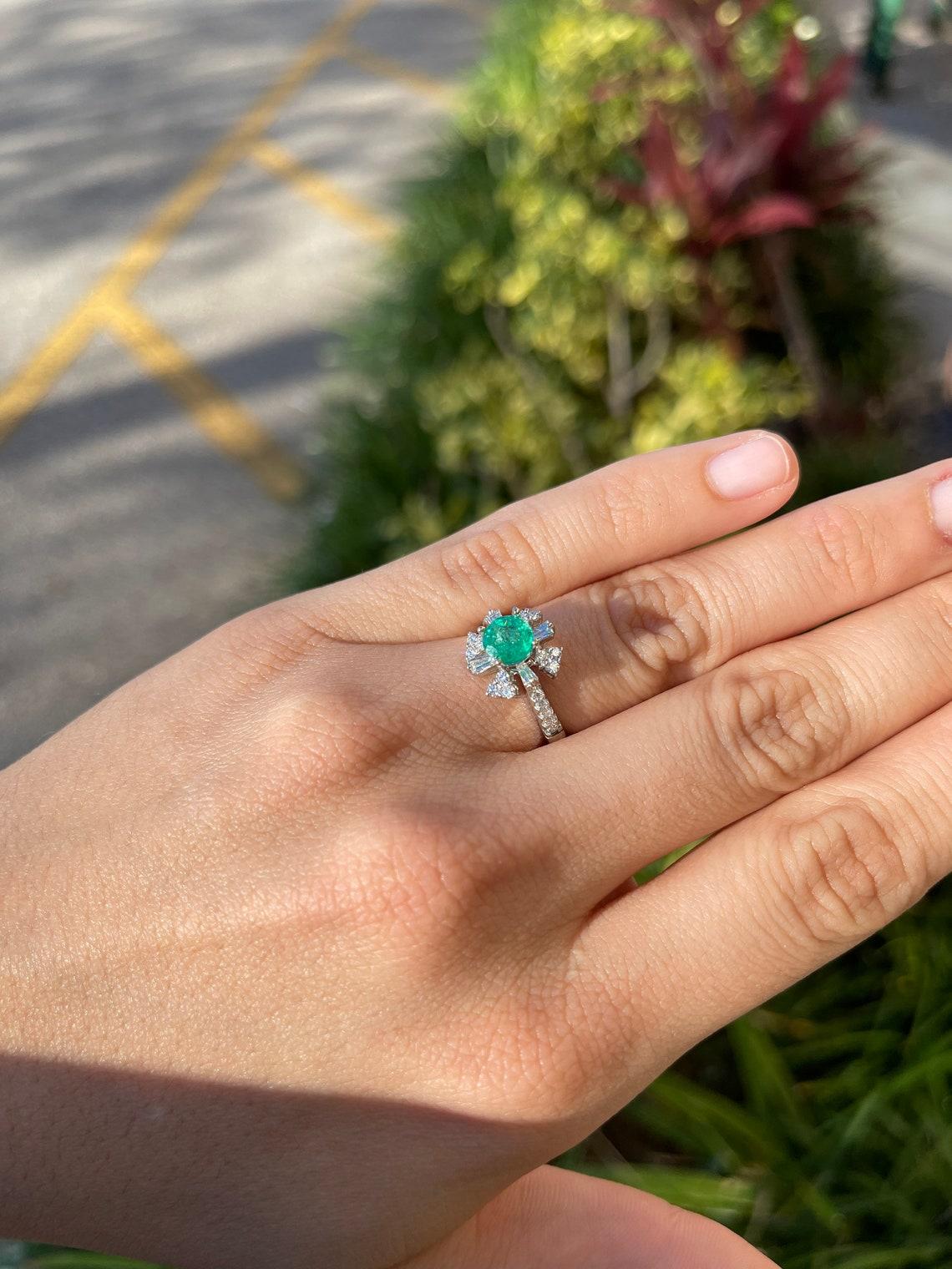 Round Cut 1.50tcw 18K Colombian Emerald & Diamond Statement Cocktail Ring For Sale