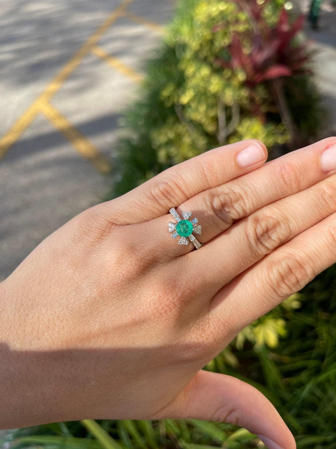 1.50tcw 18K Colombian Emerald & Diamond Statement Cocktail Ring In New Condition For Sale In Jupiter, FL