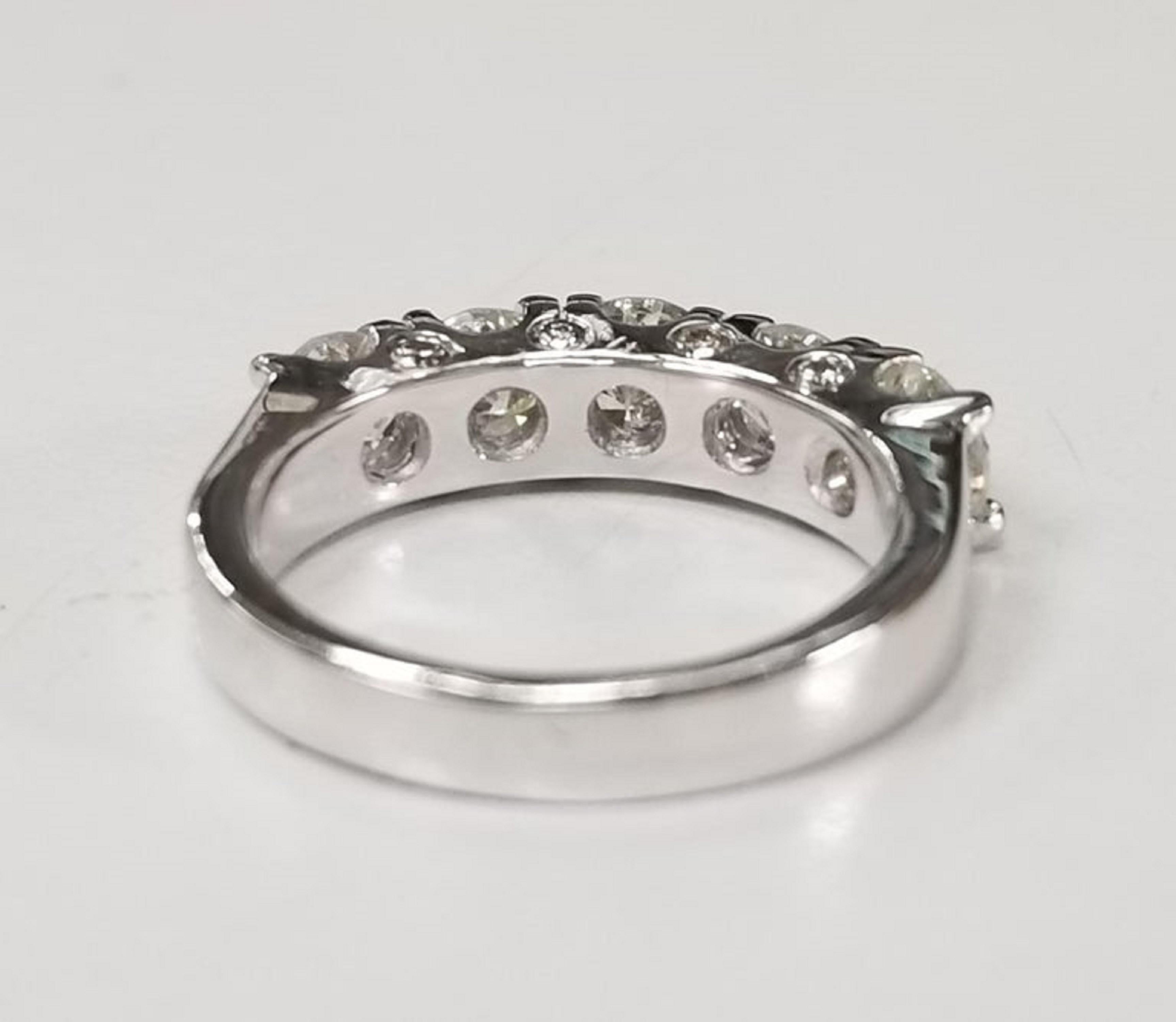 Taille ronde Bague de mariage à 5 pierres avec diamant de 1,51 carat en vente