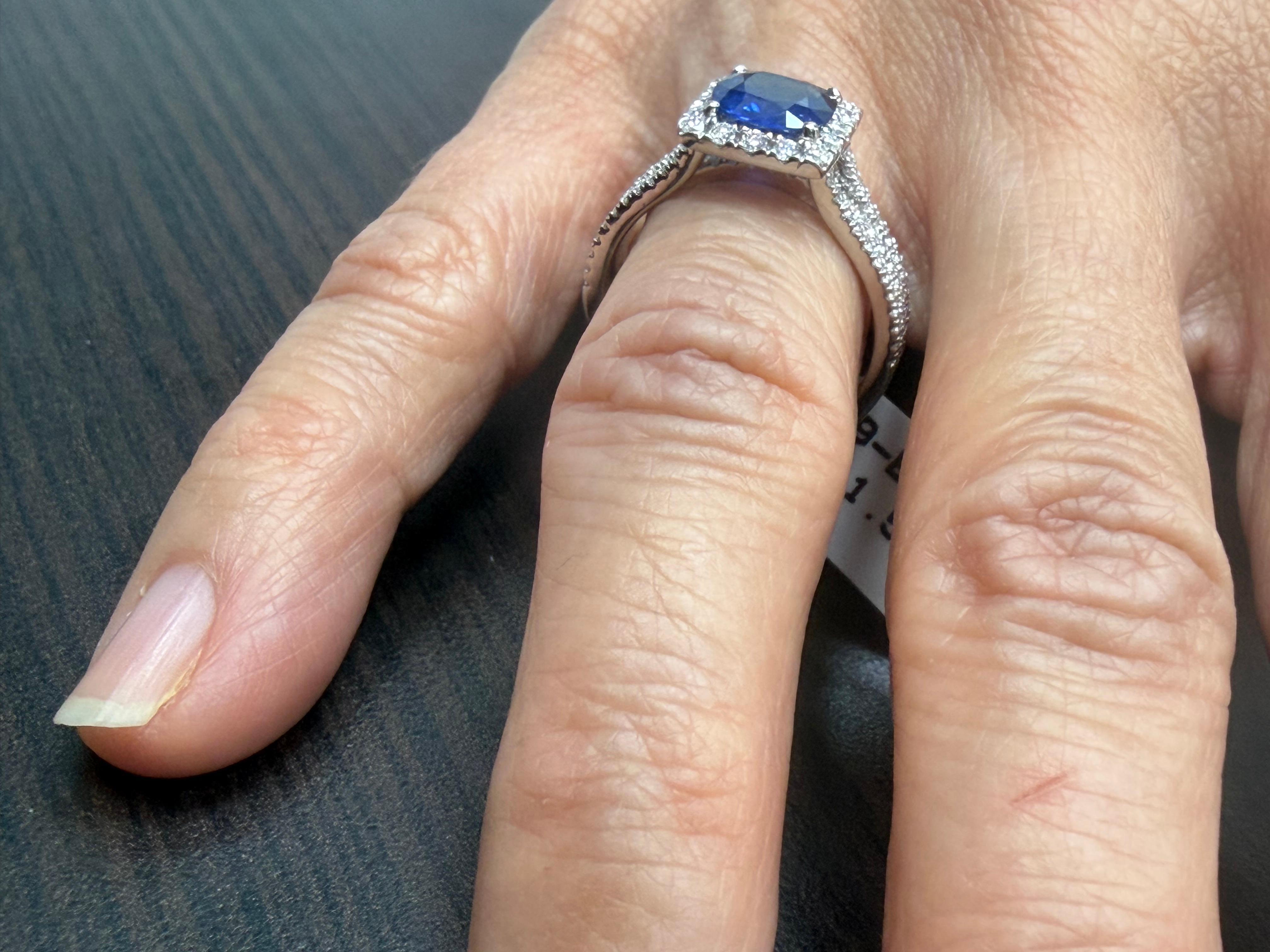 **Speichern Sie diesen Ring ❤️ um Preisaktualisierungen zu erhalten**
Dieser auffällige Ring präsentiert einen blauen Saphir im Kissenschliff von 1,51 Karat, der von einem raffinierten Halo aus hellen runden Diamanten umrahmt wird, die seine