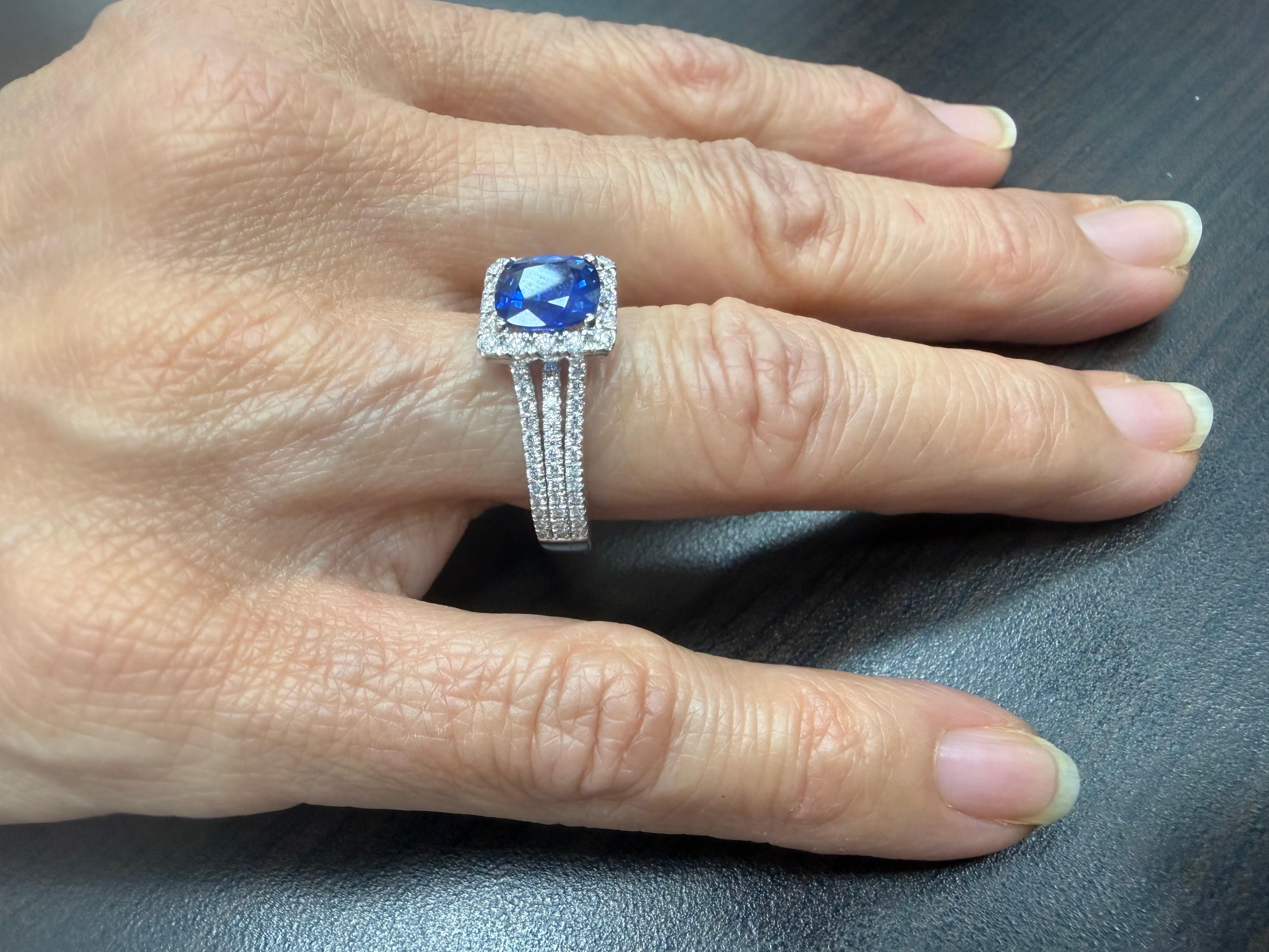 1,51 Karat Blauer Saphir Triple Row Diamant Halo Ring (Moderne) im Angebot