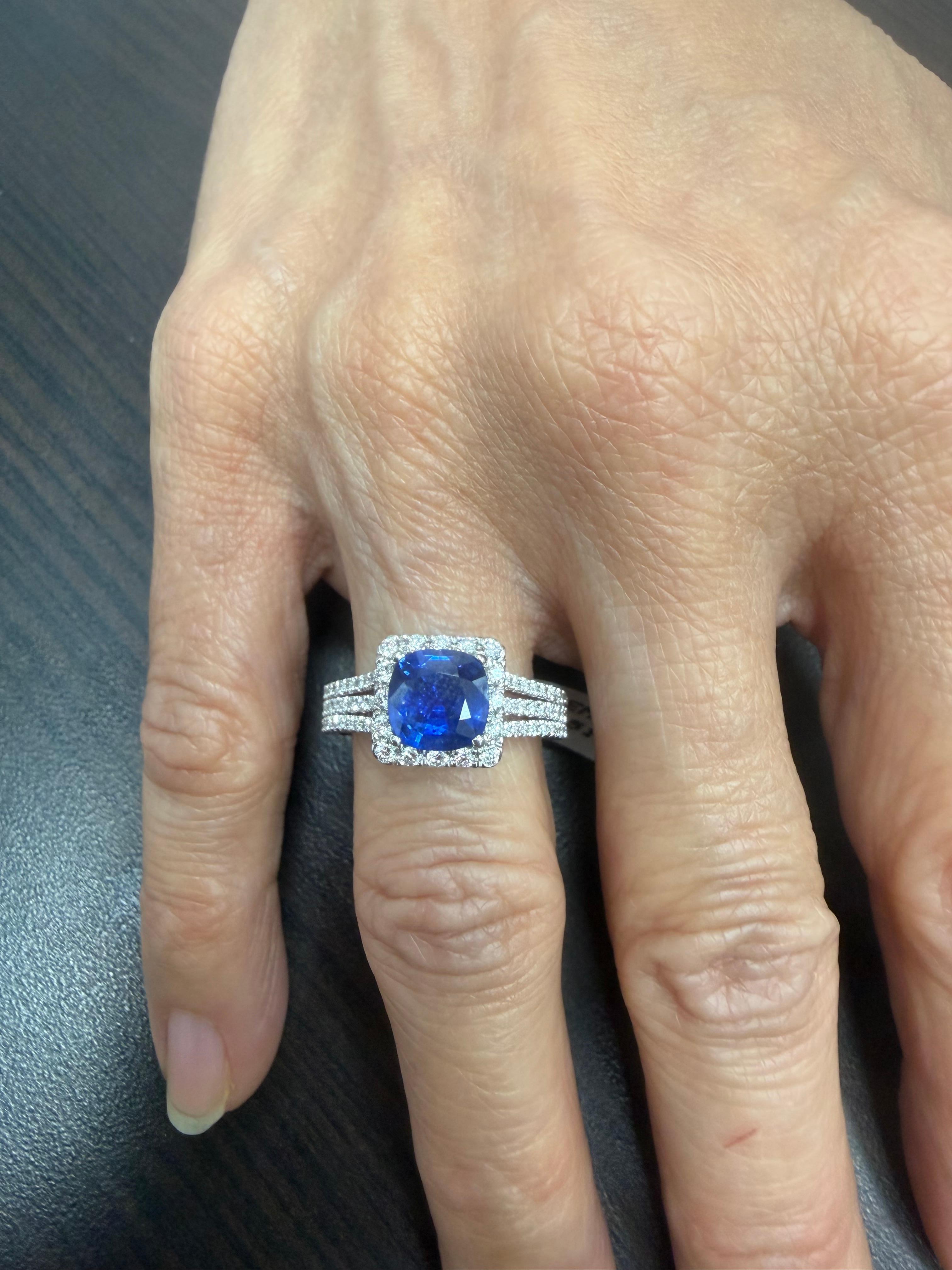 1,51 Karat Blauer Saphir Triple Row Diamant Halo Ring (Kissenschliff) im Angebot