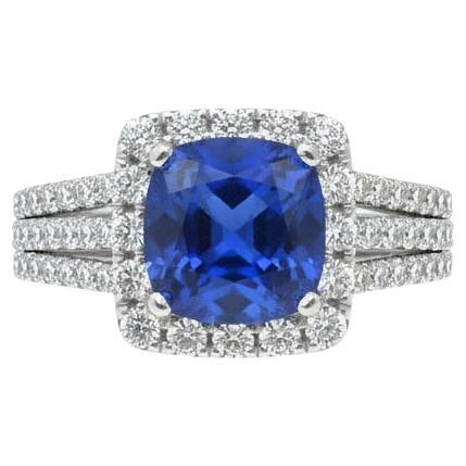 Anello con zaffiro blu da 1,51 carati con tripla fila di diamanti a forma di aureola