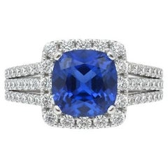 Anello con zaffiro blu da 1,51 carati con tripla fila di diamanti a forma di aureola