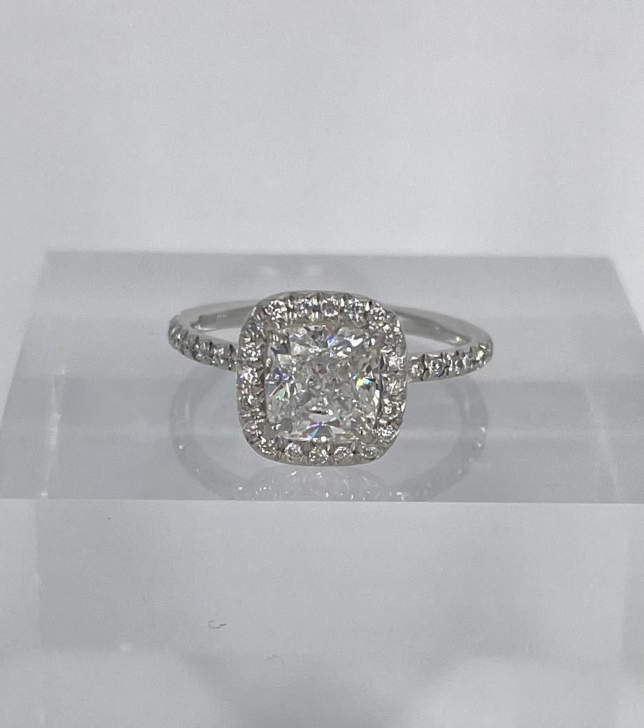 Cette pièce exceptionnellement étincelante est parfaite pour celles qui rêvent d'une bague de fiançailles féminine et délicate ! Cette bague est ornée d'un diamant de taille coussin de 1,51 carat, certifié par le GIA de couleur G et de pureté VS1.