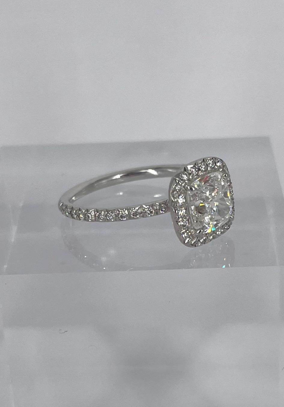 Taille coussin J. Birnbach Bague de fiançailles en platine avec halo de diamants taille coussin de 1,51 carat en vente