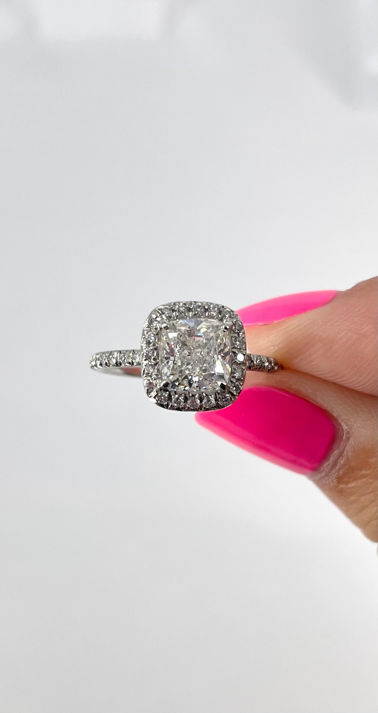 J. Birnbach Bague de fiançailles en platine avec halo de diamants taille coussin de 1,51 carat Pour femmes en vente