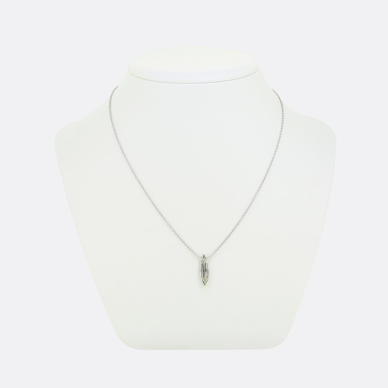 Hier haben wir eine stilvolle Halskette mit einem auffälligen Diamanten im Marquise-Schliff, der elegant an einer schmalen Belcher-Kette hängt. Die längliche Form und die brillanten Facetten des Diamanten fangen das Licht ein und erzeugen ein