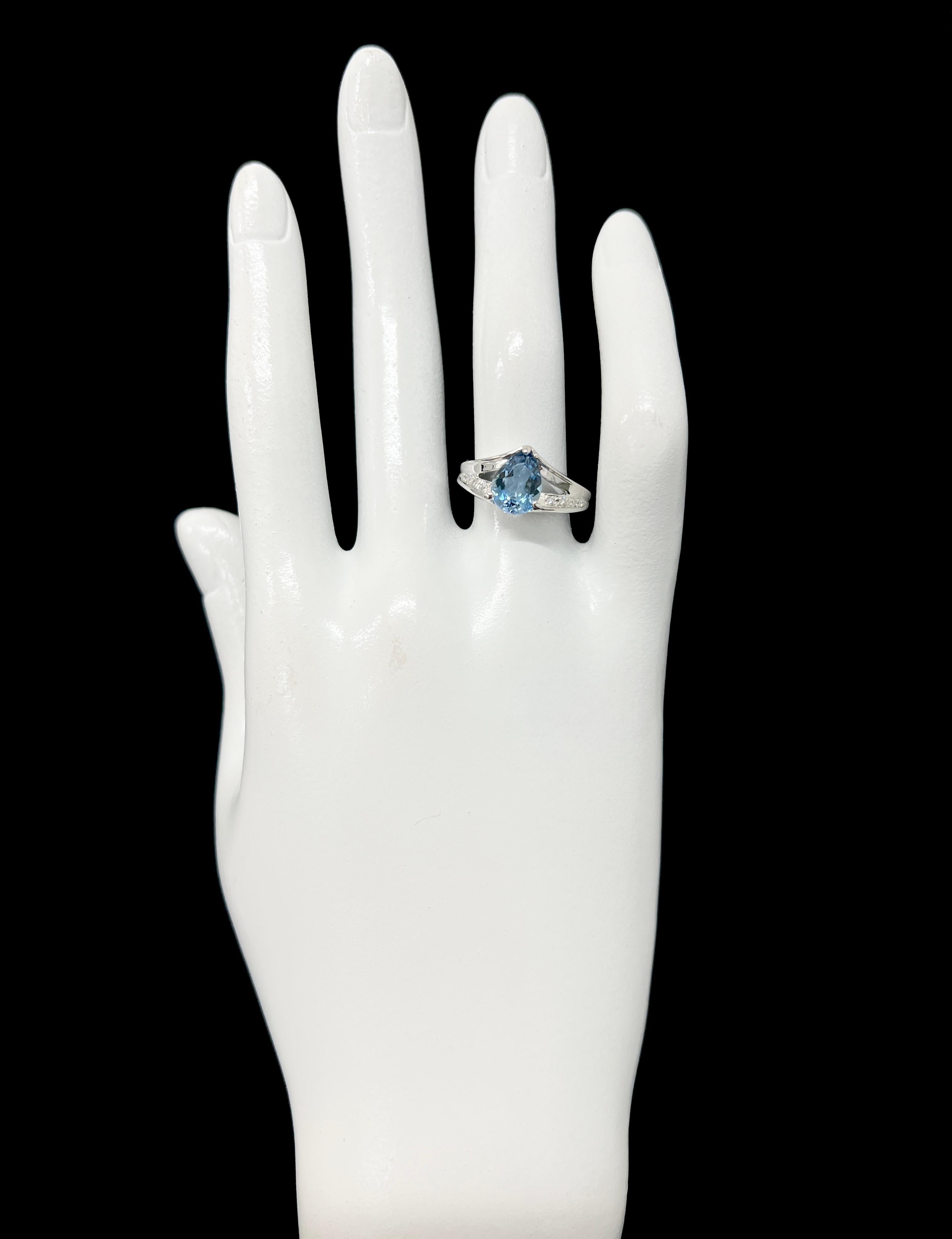 1.51 Carat Natural Santa-Maria Aquamarine and Diamond Ring set in Platinum In Excellent Condition For Sale In Tokyo, JP