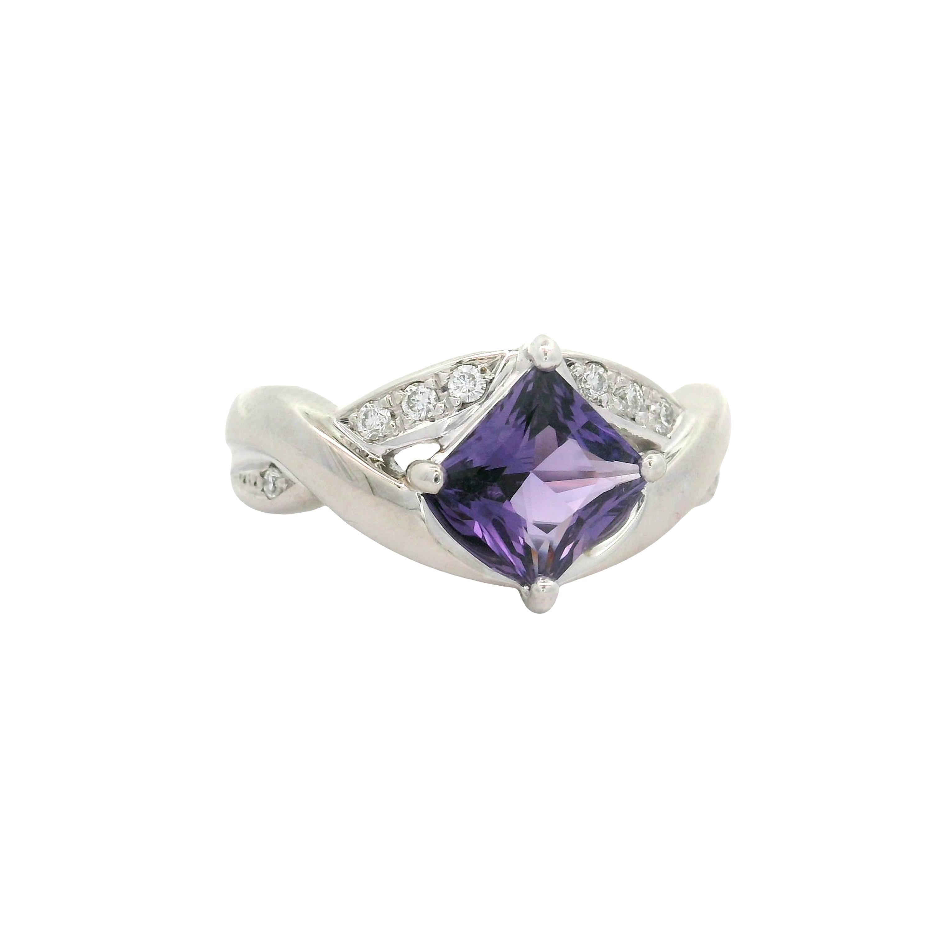 Un anillo de moda contemporánea con un llamativo zafiro púrpura cuadrado de 1,51 quilates. La vibrante tonalidad del zafiro es cautivadora, exuda un color rico y profundo y es completamente natural, sin indicios de tratamiento térmico. Está