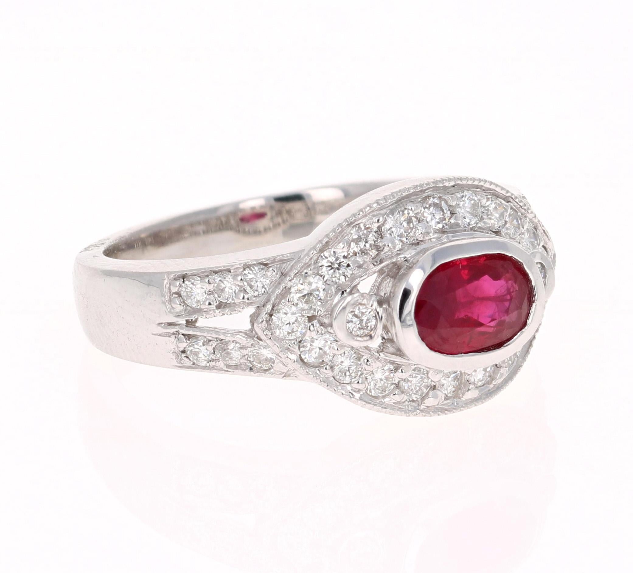 Einfach schöner Rubin-Diamant-Ring mit einem burmesischen Rubin im Ovalschliff von 0,92 Karat, der von 34 Diamanten im Rundschliff mit einem Gewicht von 0,59 Karat umgeben ist. Das Gesamtkaratgewicht des Rings beträgt 1,51 Karat. Die Reinheit und