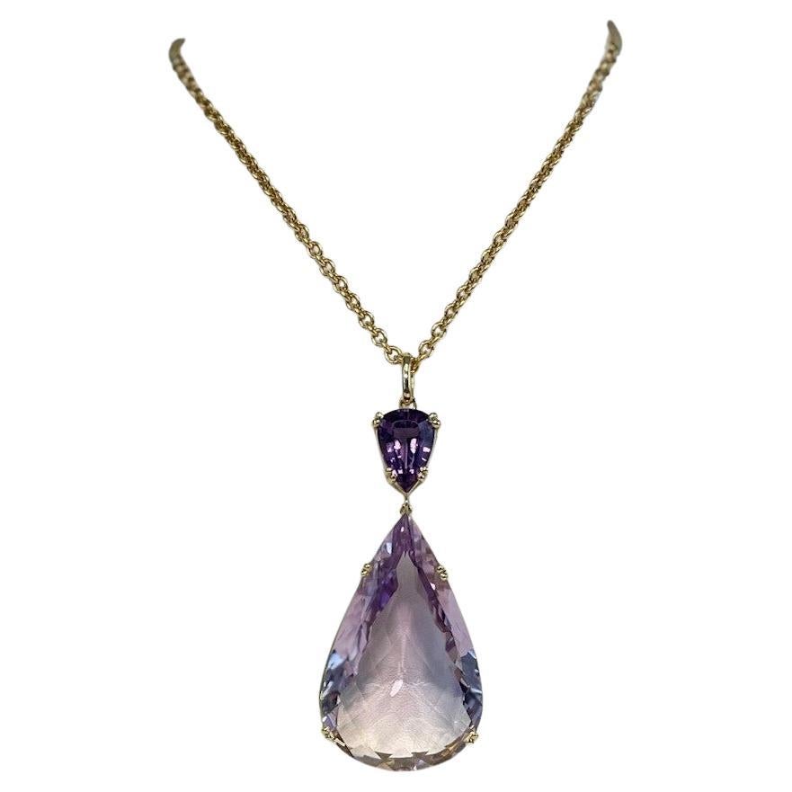 151 Karat birnenförmiger Rose De France Amethyst-Anhänger aus Gelbgold (Tropfenschliff)
