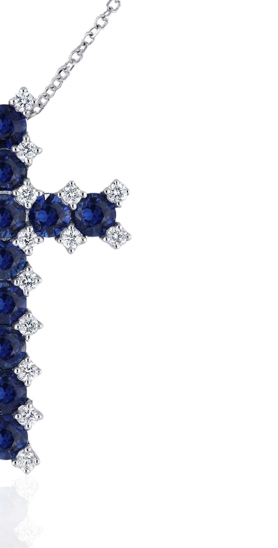 Scopri l'eleganza di questo ciondolo a croce con zaffiro, ornato da 1,51 carati di zaffiri tondi blu brillante e 0,26 carati di diamanti tondi naturali. Questo ciondolo è un vero e proprio simbolo di grazia ed è un'ottima scelta regalo.

Peso totale