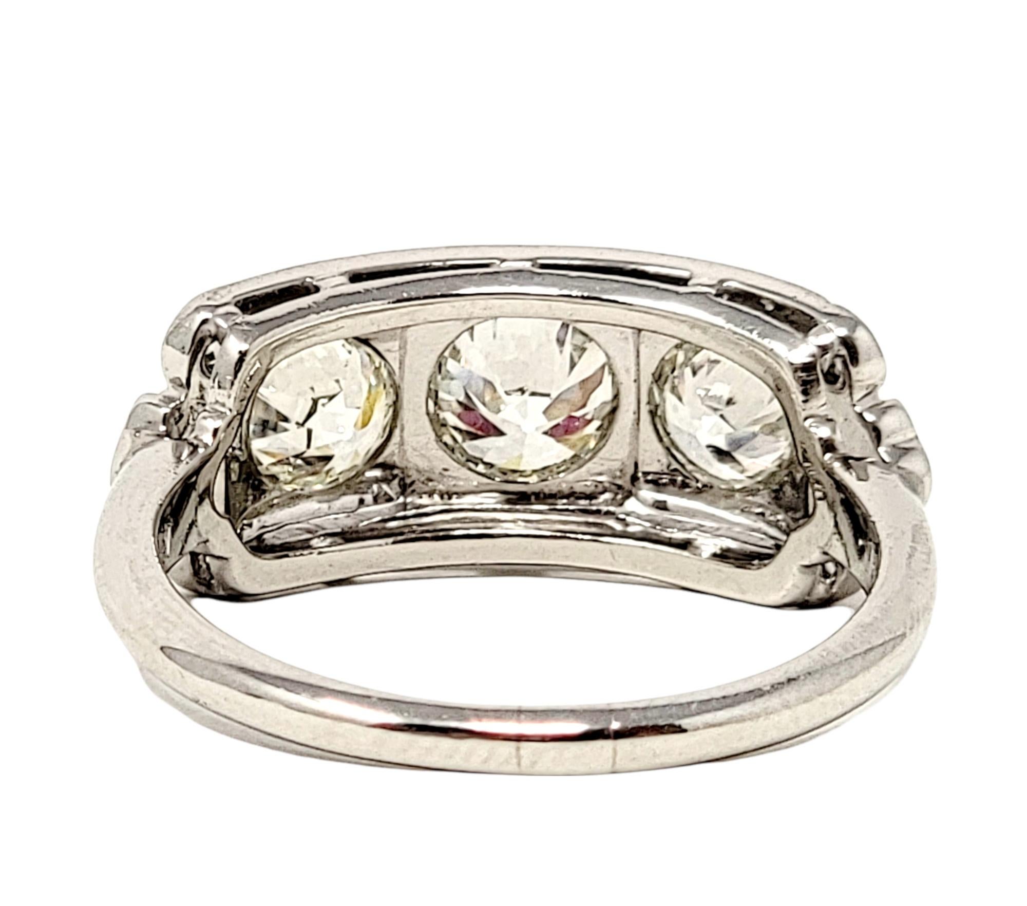1,51 Karat insgesamt Vintage Old European Cut Diamant Drei Stein Verlobungsring im Zustand „Gut“ in Scottsdale, AZ