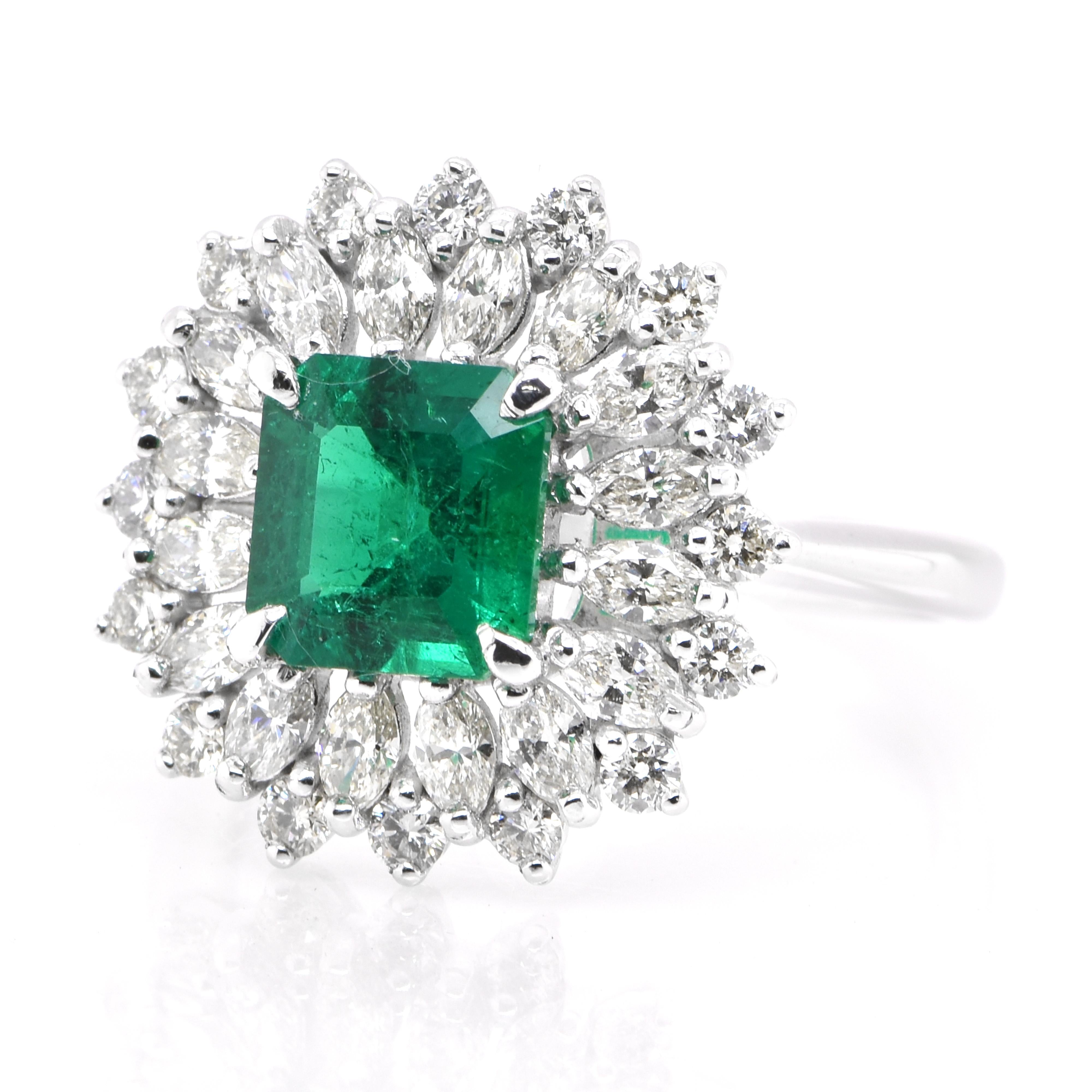 Uno splendido anello con uno smeraldo naturale da 1,51 carati e 1,15 carati di accenti di diamanti incastonati in Nature. Da millenni si ammira il verde dello smeraldo. Gli smeraldi sono sempre stati associati ai paesaggi più lussureggianti e ai