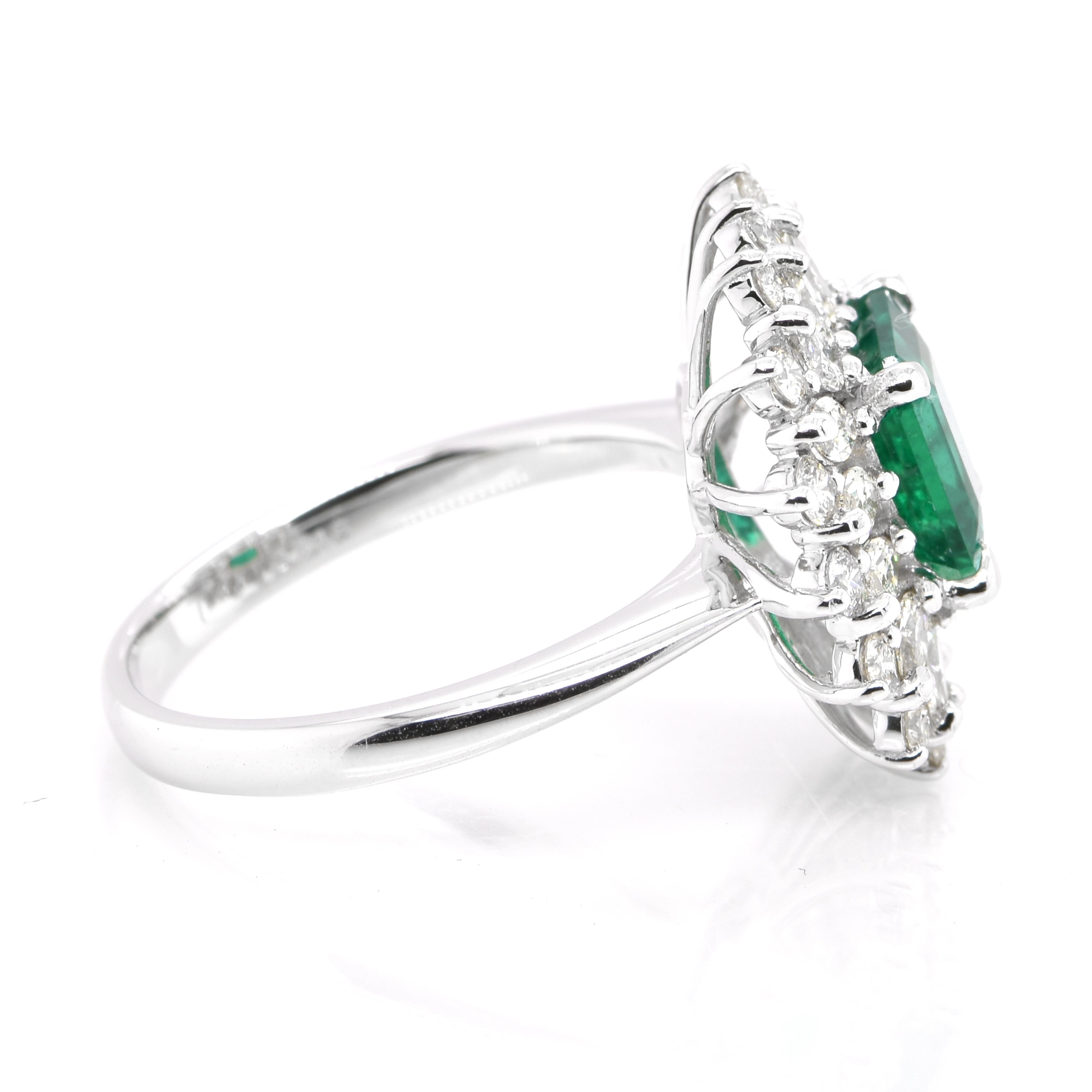 Anello con smeraldo colombiano e diamante da 1.51 carati, verde vivo, incastonato in platino In condizioni Nuovo in vendita a Tokyo, JP
