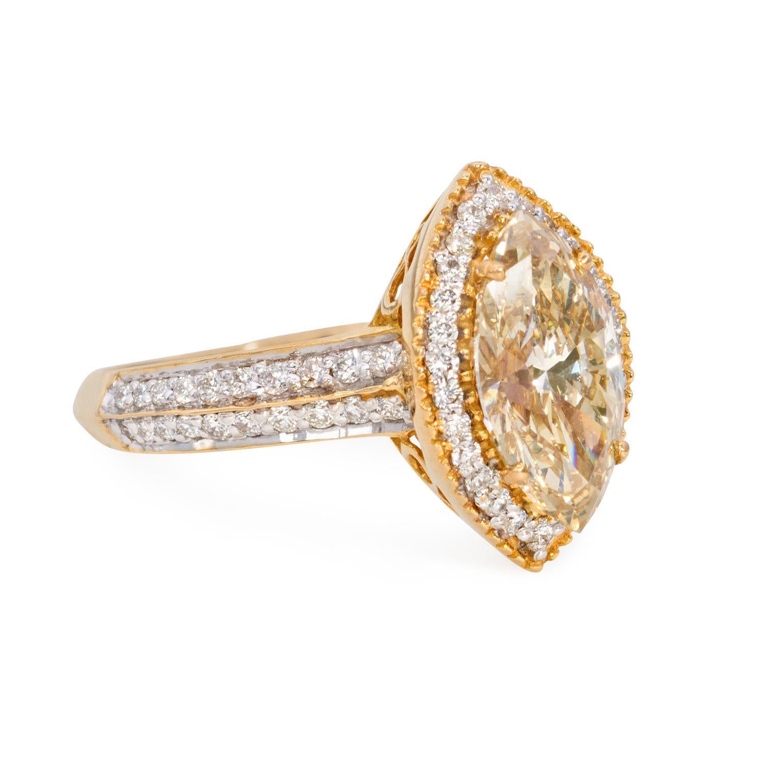 Wir stellen unseren exquisiten Champagner-Ring vor, eine wahre Verkörperung von Eleganz und Raffinesse. Dieser atemberaubende Ring besticht durch einen braunen, gelben Marquise-Diamanten mit einem Gewicht von 1,51 Karat, der durch 0,23 Karat