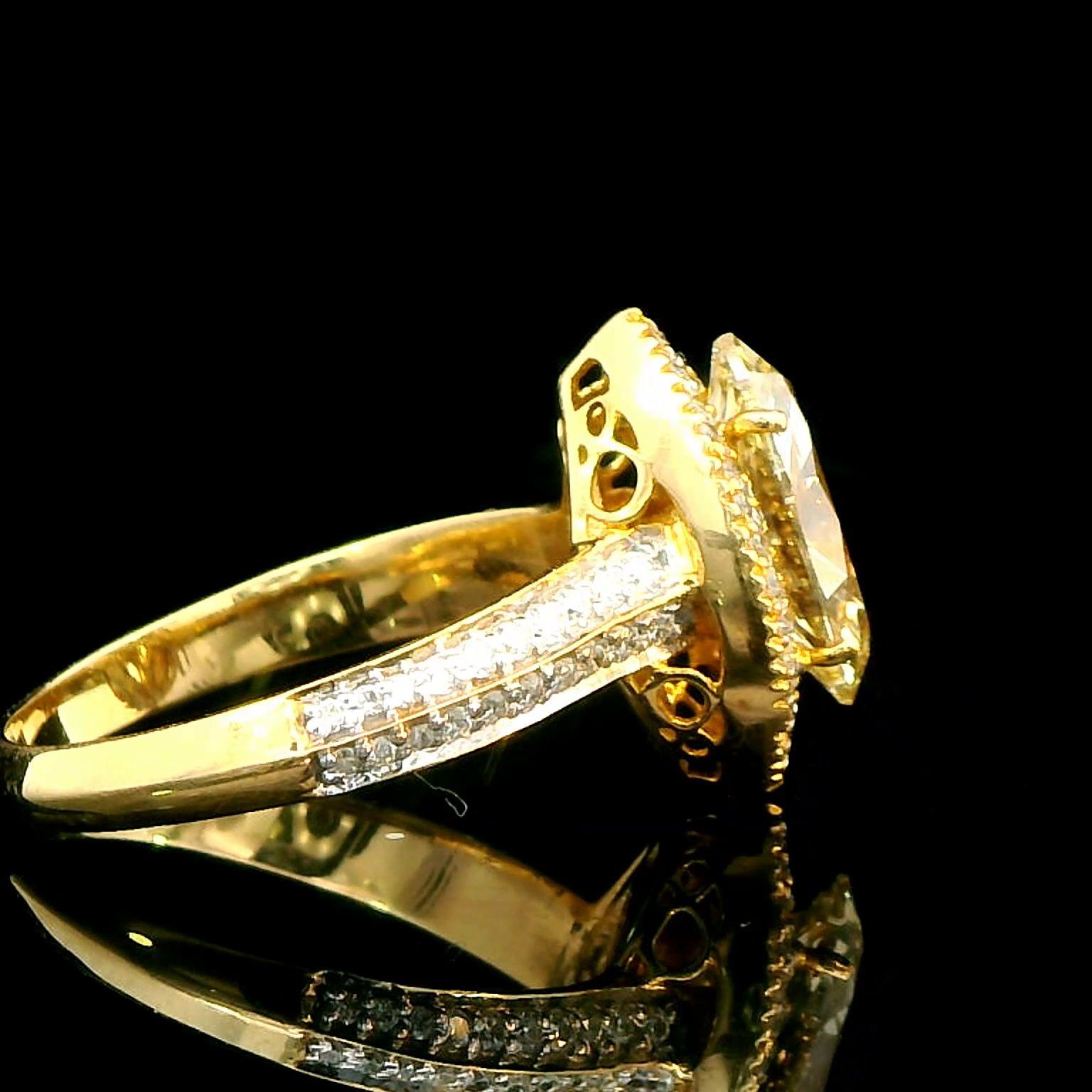 1.51 Carat Yellow Marquise 0.23 Carat Round Cut Diamond Ring 18K Gold en vente 3