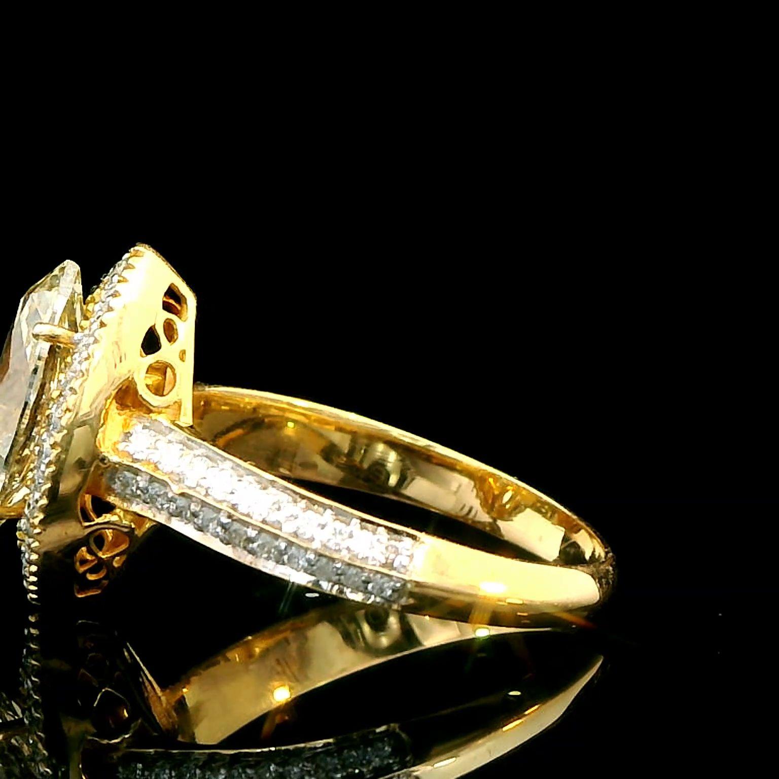 1.51 Carat Yellow Marquise 0.23 Carat Round Cut Diamond Ring 18K Gold en vente 4