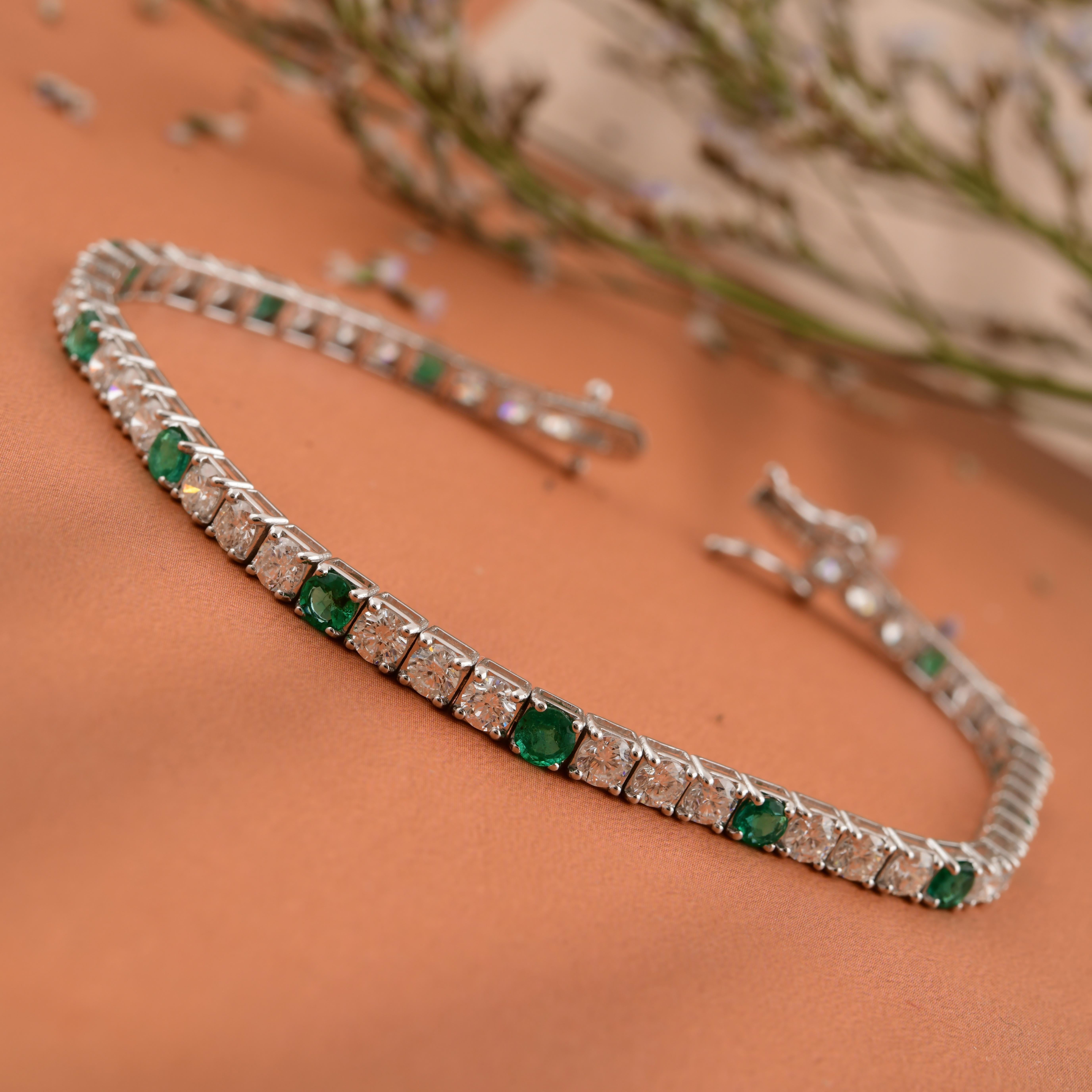 Modern 1.51 Carat Zambian Emerald 4.38 Carat SI/H Diamond Bracelet 18 Karat White Gold For Sale