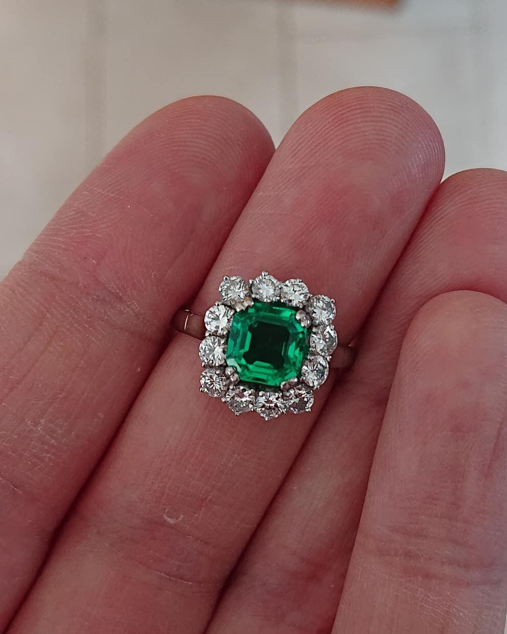 1.51 Carat Colombian Emerald Diamond and Platinum Cluster Ring with Certificate (Smaragdschliff)