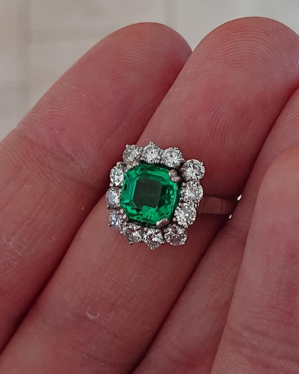 1.51 Carat Colombian Emerald Diamond and Platinum Cluster Ring with Certificate im Zustand „Gut“ in London, GB