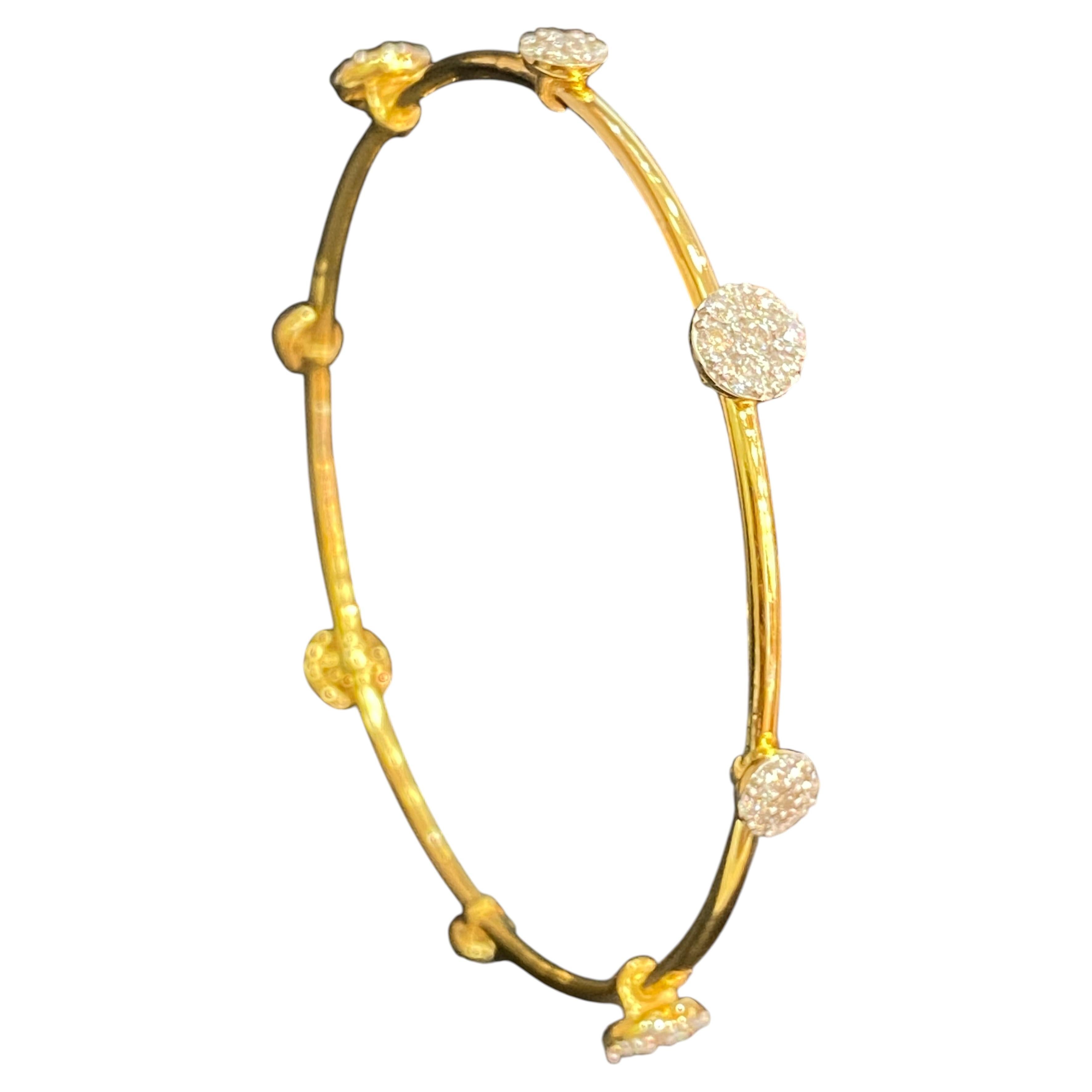 1.51 Carats F/VS1 Round Brilliant Diamonds Pavé Bangle in Fine 18K Yellow Gold For Sale