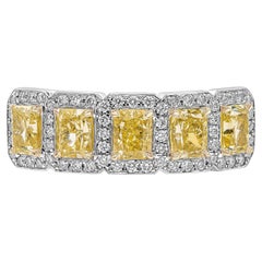 Roman Malakov, alliance à cinq pierres avec halo de diamants jaunes fantaisie de 1,51 carat