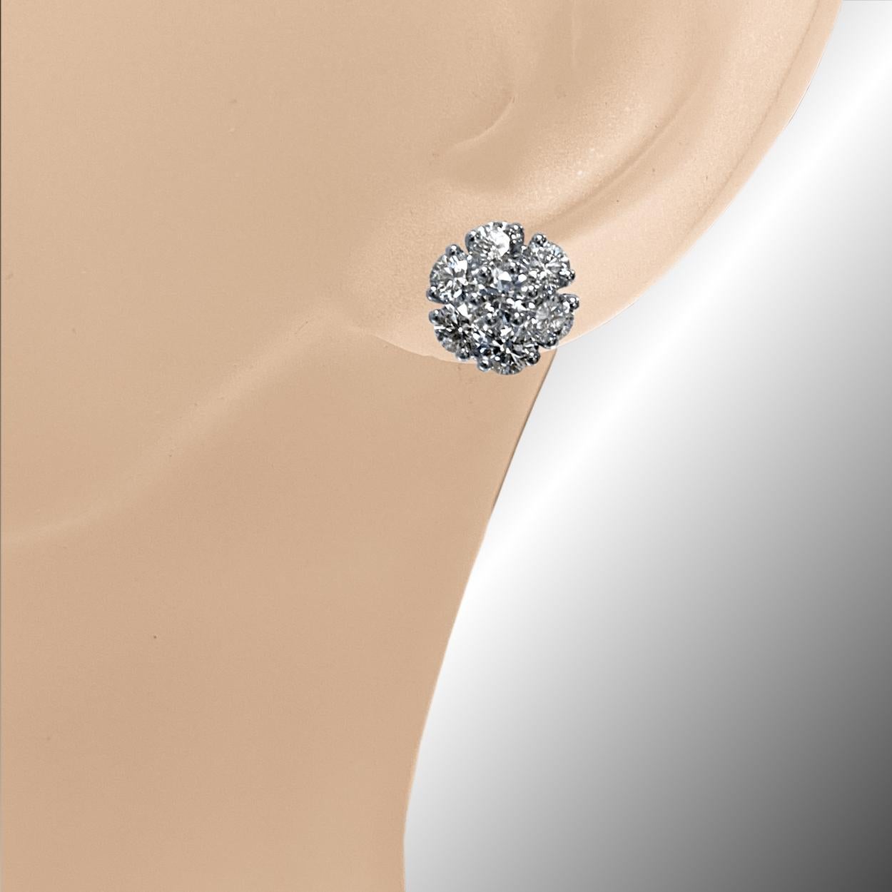 Taille ronde Clous d'oreilles en or 14 carats avec grappe de diamants ronds de 1,51 carat en vente