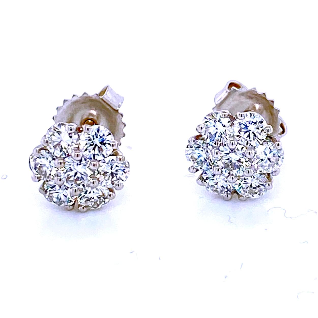 Clous d'oreilles en or 14 carats avec grappe de diamants ronds de 1,51 carat Neuf - En vente à Los Angeles, CA
