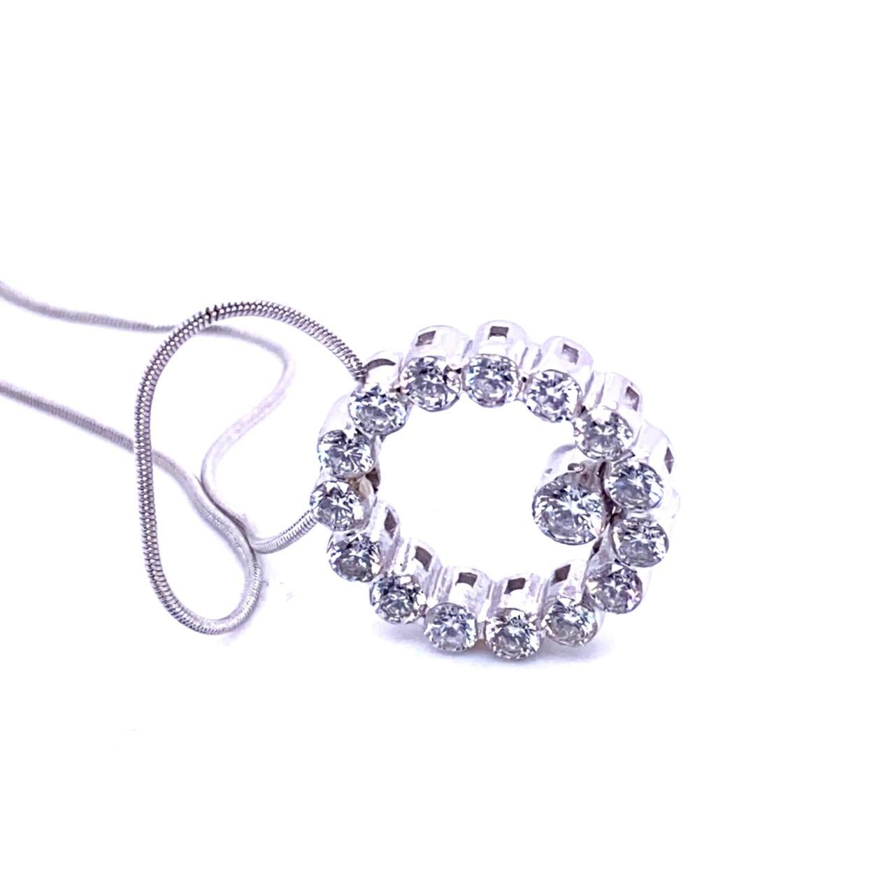 Taille ronde Collier cercle de vie en or 18 carats avec sertissage invisible de 1,51 carat en vente