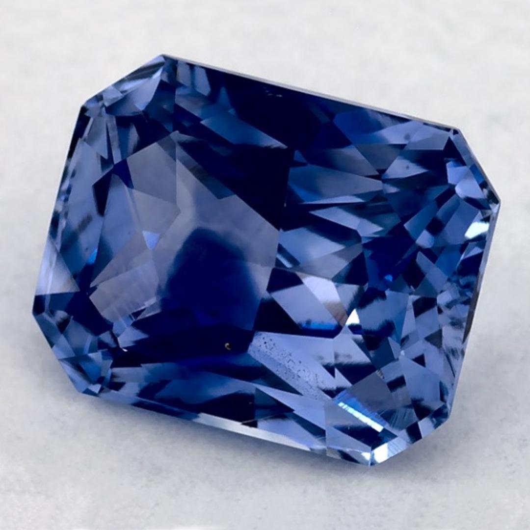 Pierre de naissance très précieuse du mois de septembre, d'un bleu ravissant. On pense qu'ils apportent chance et fortune dans la vie.

Explorez la vibrante collection d'émeraudes, de rubis et de saphirs de notre magasin, disponibles sous forme de