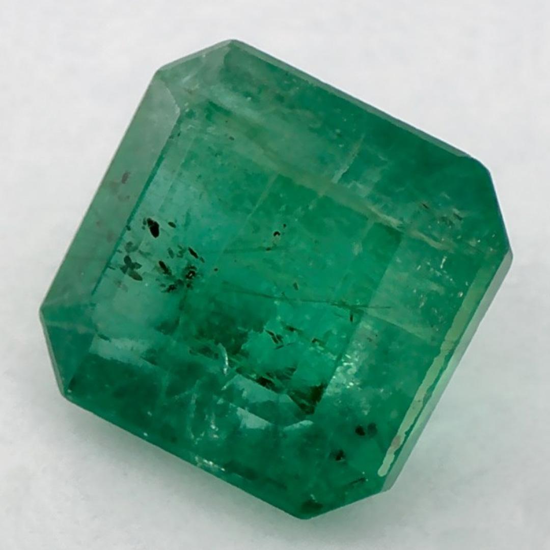 Con un vibrante tono verde, la piedra de nacimiento de mayo es un símbolo del renovado crecimiento primaveral. 

Explora la vibrante colección de esmeraldas, rubíes y zafiros de nuestra tienda, disponibles como gemas sueltas y combinadas con nuestra
