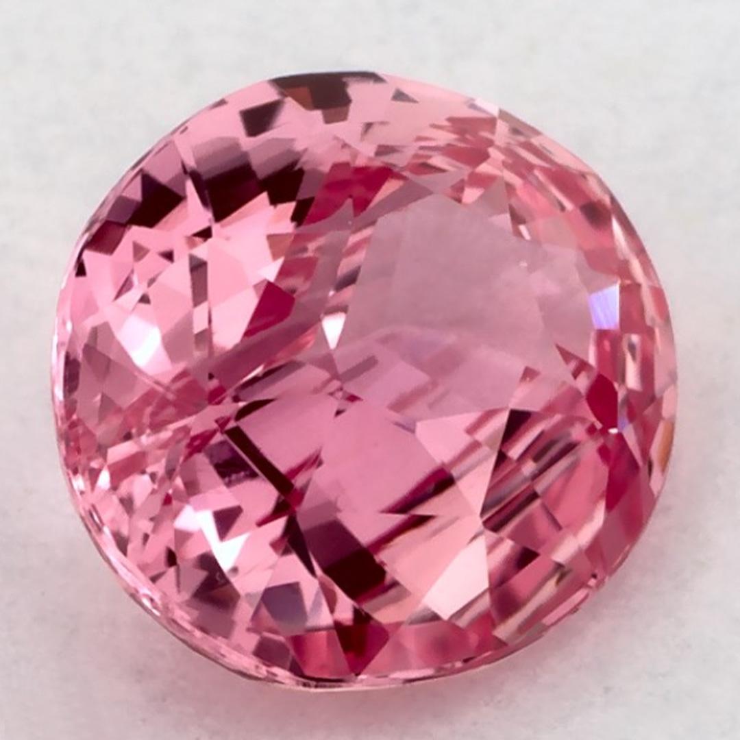 Ce saphir rose naturel offre élégance et sophistication. Avec sa riche saturation des couleurs et sa coupe précise, il constitue la pièce maîtresse parfaite pour une bague de fiançailles ou une conception de bijoux de luxe.

Ce saphir provient du