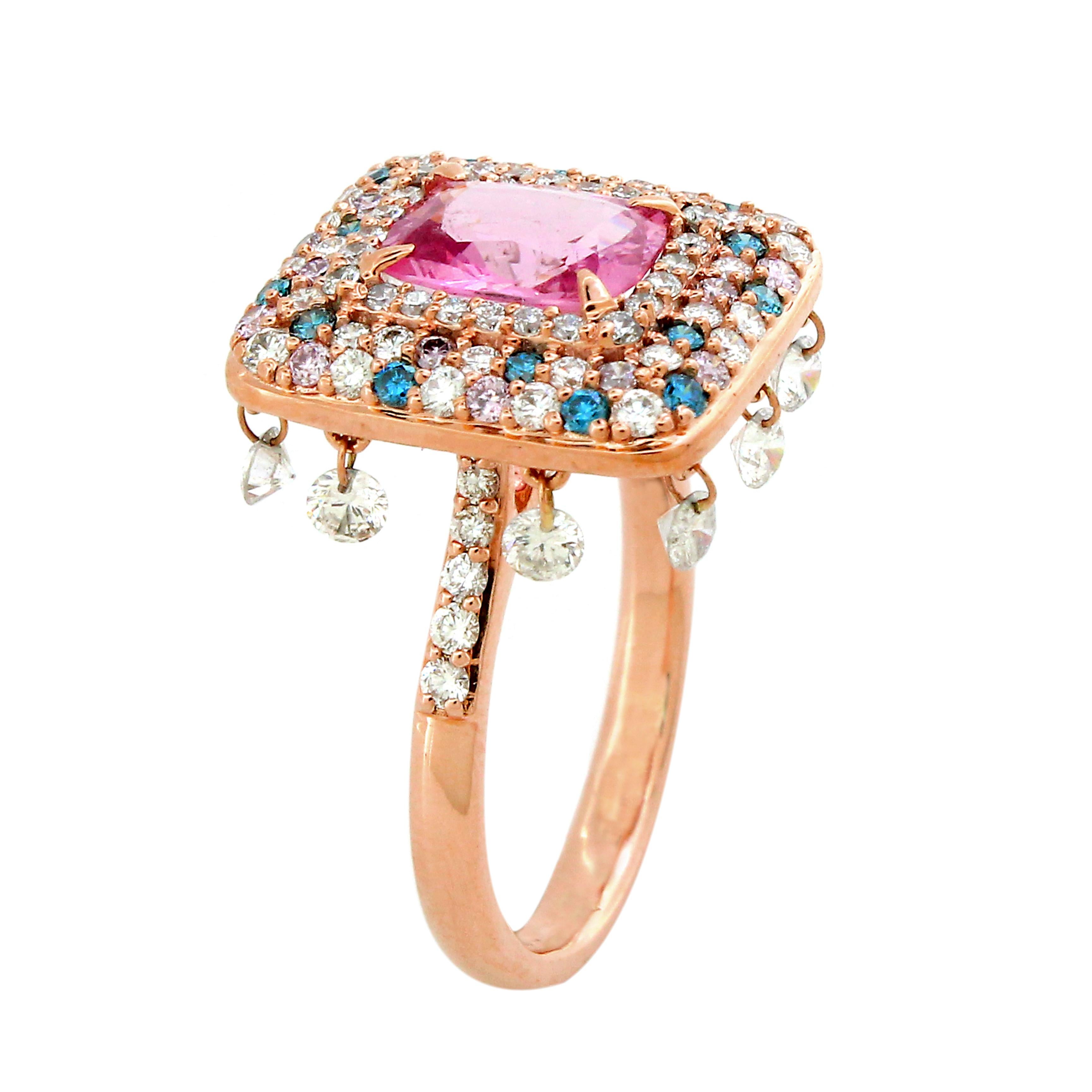 Dieser bezaubernde Ring hat in der Mitte einen rosa Saphir im Kissenschliff von 1,51 Karat und strahlt Eleganz und Charme aus. Um den Saphir herum befinden sich drei exquisite Halos: Der erste Halo besteht aus weißen runden Diamanten; der zweite und