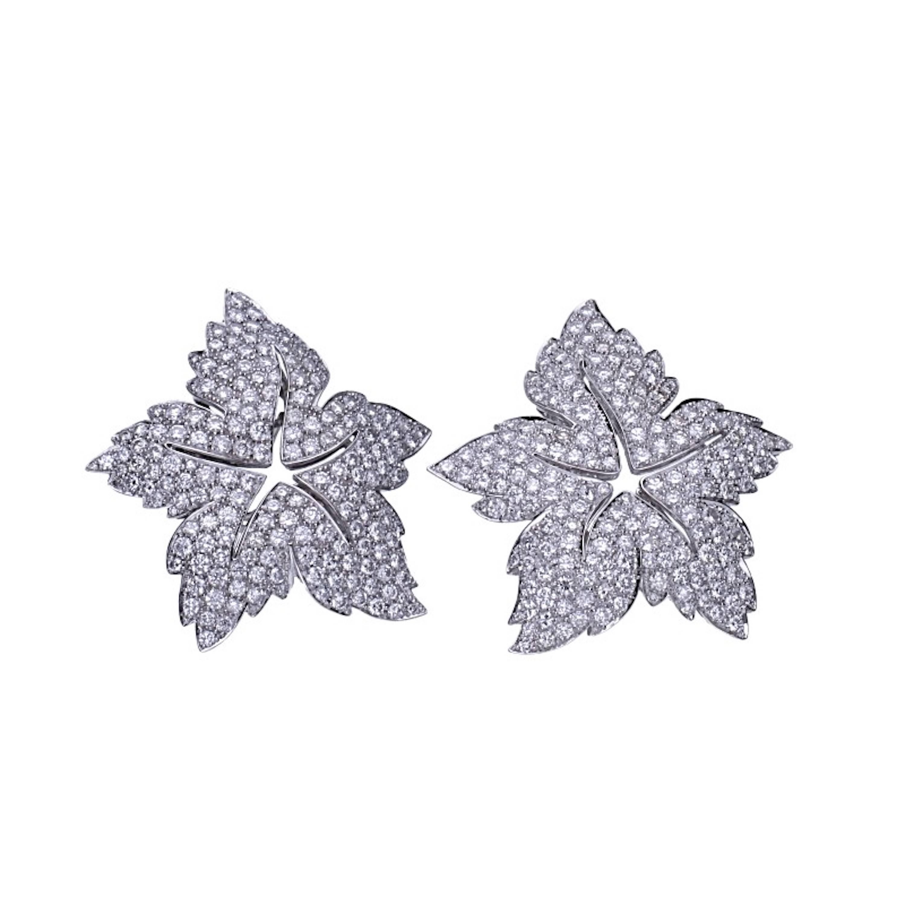 18 kt. white gold clip-on earrings with round-cut diamonds.
This amazing pair of earrings is designed as a star.
Round-cut diamonds: 15.10 carat ( H-I color/ VVS1-VVS2 ) 
18 kt. white gold: gr. 31.20
Diameter: cm. 4.40
Completely hand-made in