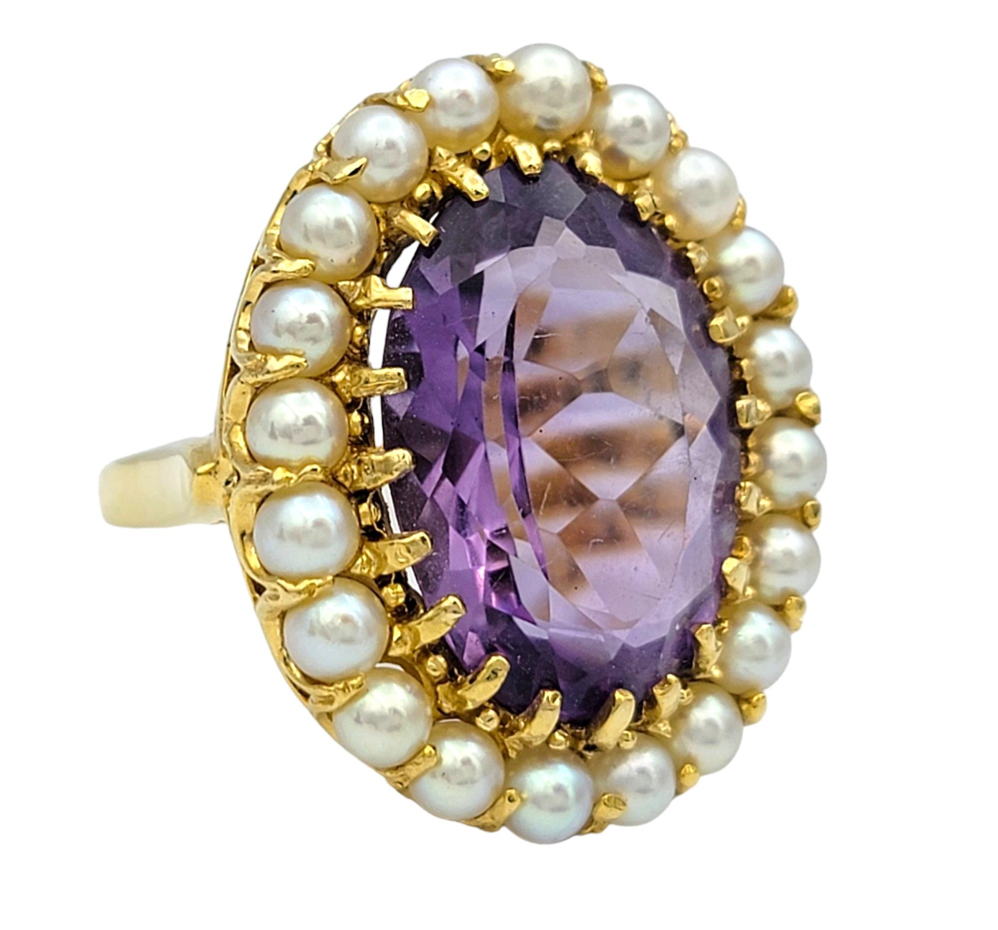 Ring Größe: 8.5

In der Mitte dieses prächtigen Rings befindet sich ein großer ovaler violetter Amethyst, der mit seinem reichen Farbton Eleganz und Raffinesse ausstrahlt. Der Amethyst ist von einem zarten Halo aus glänzenden Saatperlen umgeben, die