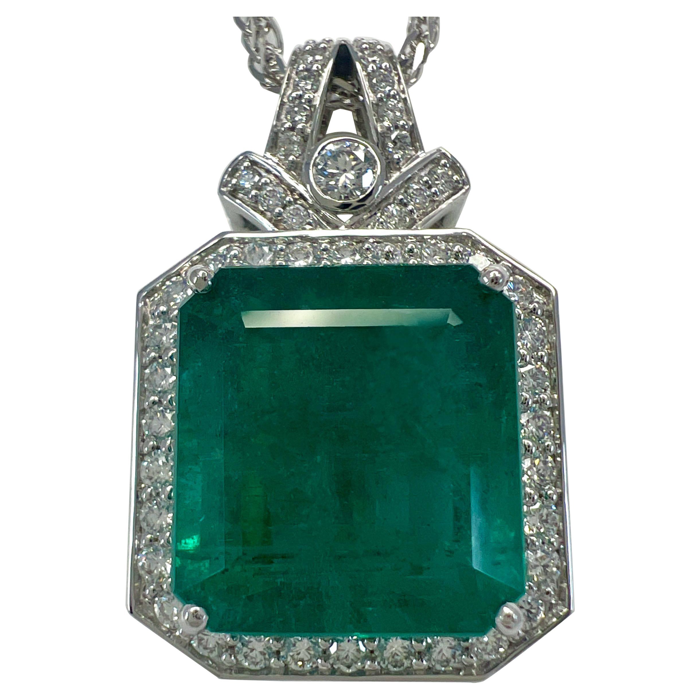 Collana con ciondolo in oro bianco 18 carati e smeraldo dello Zambia certificato GIA da 15,10 ct.