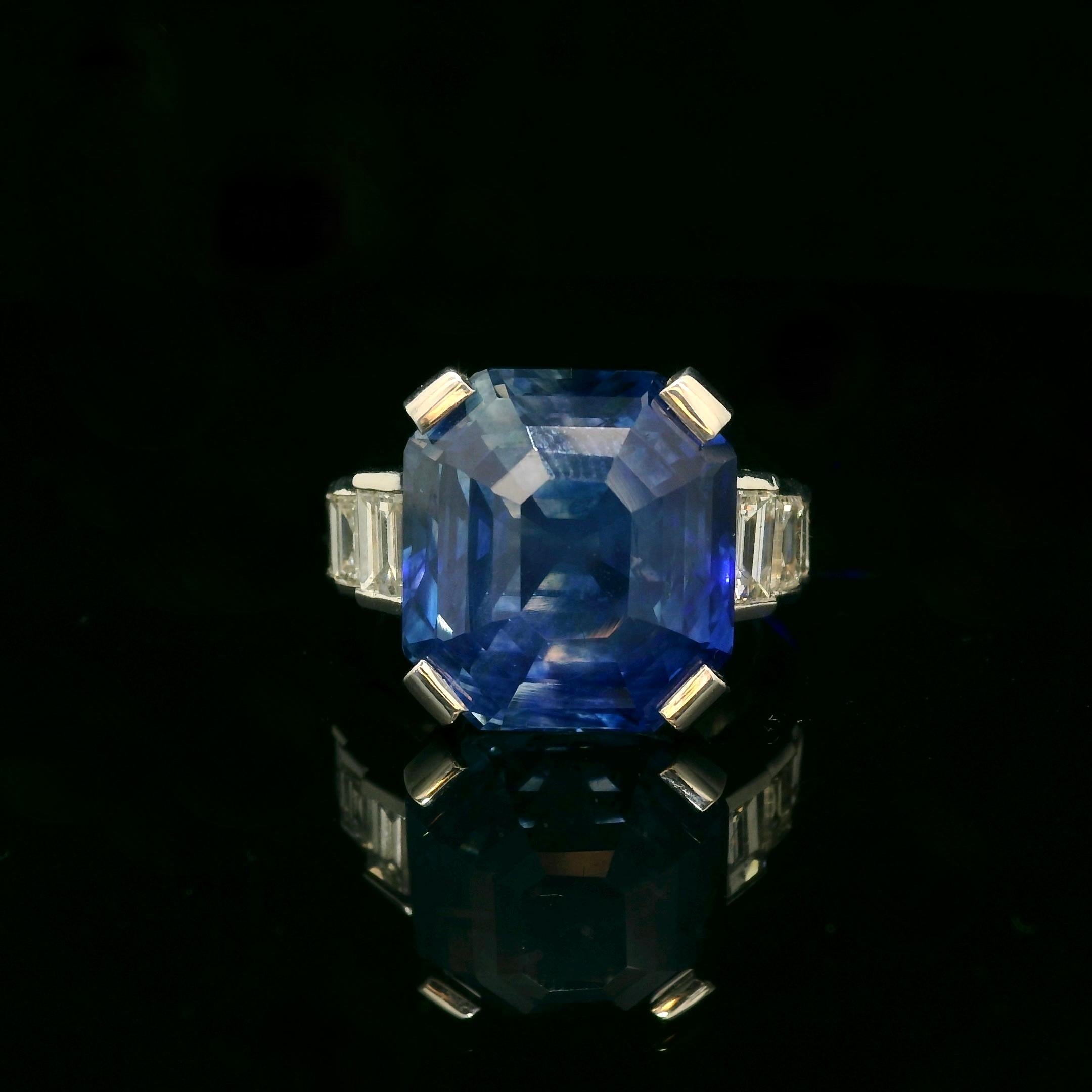15.11 Carats Ceylon blue Sapphire and Diamond Ring In New Condition For Sale In Uccle, BE