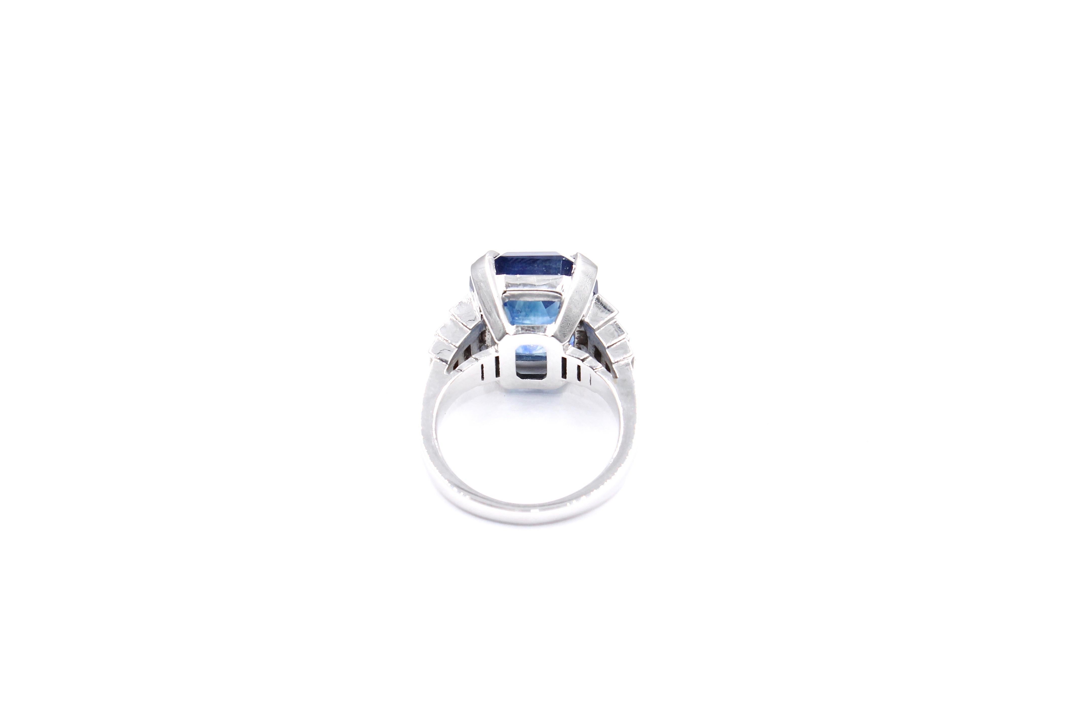 Modern Gold 18K ring set with a 15.11 Carats Ceylon blue Sapphire and Diamond Ring  For Sale