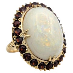15,12 Karat Ovaler Cabochon-Opal-Cocktailring mit Granat-Halo aus 14 Karat Gold
